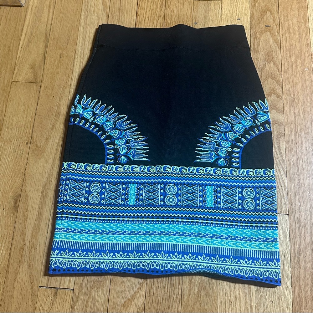 BCBGmaxazria Size Medium Knitted Black Patterned Skirt